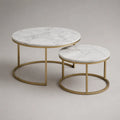 Coppia di tavolini rotondi a incastro in MDF e acciaio, bianco marmorizzato e oro, Ø 70 x 45 cm e Ø 50 x 35 cm